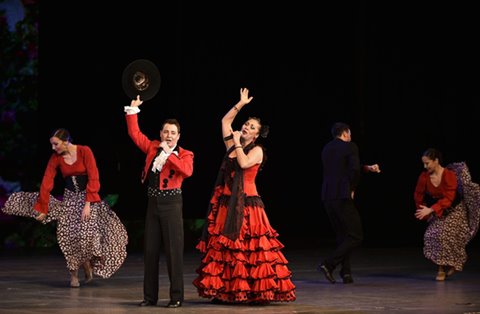 Miembros del ballet español Inquietudes actúan en la ceremoria de clausura. EFE/EPA/FRANCK ROBICHON