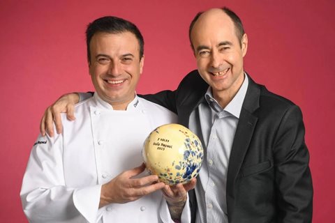 El cocinero David García y Juanma del Rey, propietario de Corral de la Morería con el premio 3 soles de la Guía Repsol