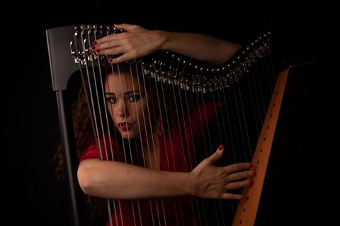 Ana Crismán, la primera y única intérprete mundial del arpa flamenca