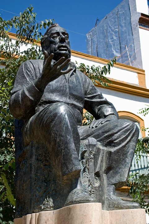 Monumento a Manolo Caracol, en la Alameda de Hércules en Sevilla